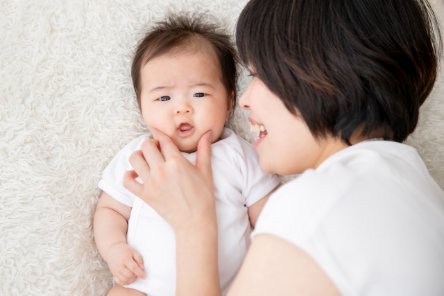 寝かしつけには 添い寝 が最適 寝かしつけが上手なママが自然にしている あること とは ベビーベッドレンタルの ヤマサキ