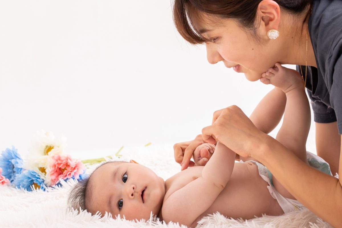 ママと赤ちゃんのスキンシップ – ベビーベッド活用術