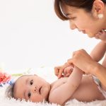 ママと赤ちゃんのスキンシップ – ベビーベッド活用術